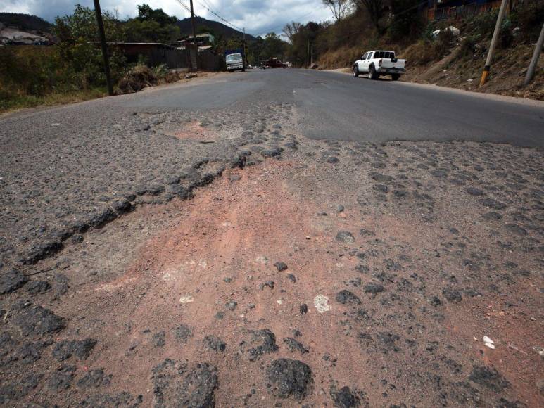 Baches, tierra y polvo: inicia la compactación para la nueva carretera de la salida a Olancho