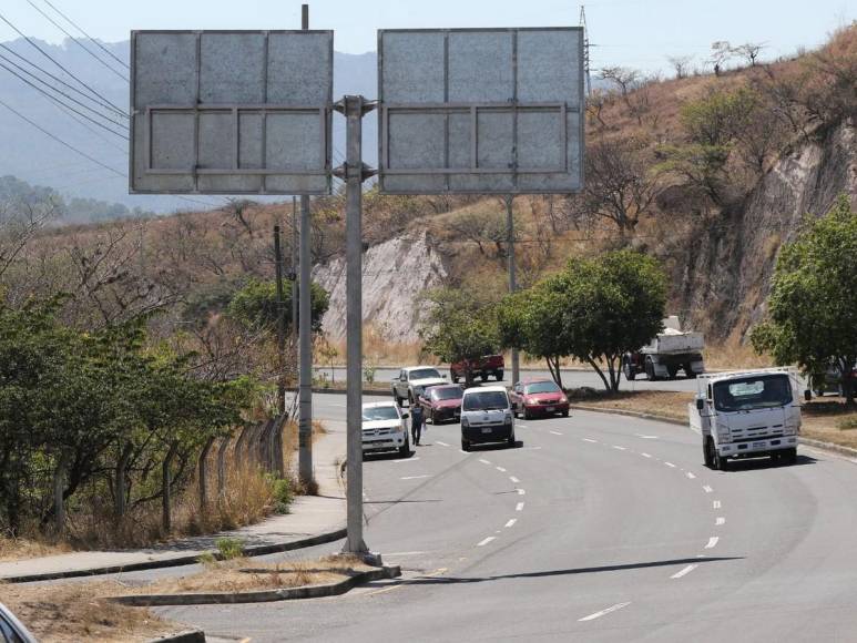 Fotos inéditas de la zona del accidente en el anillo periférico donde murieron dos universitarias