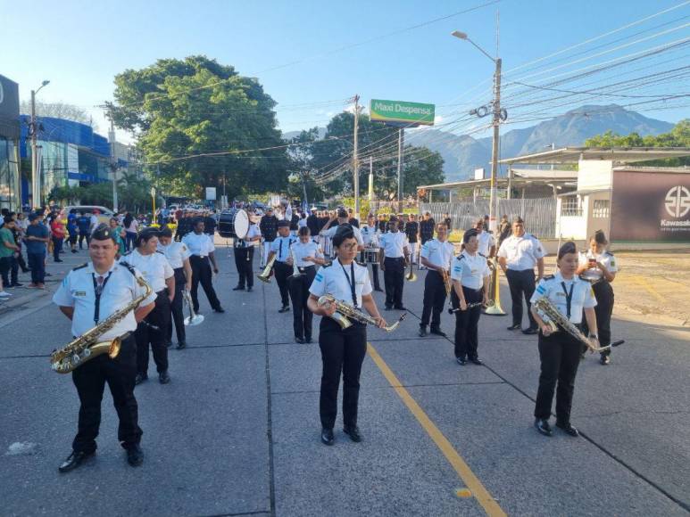 Con fervor y patriotismo, bandas marciales deslumbran este 15 de septiembre