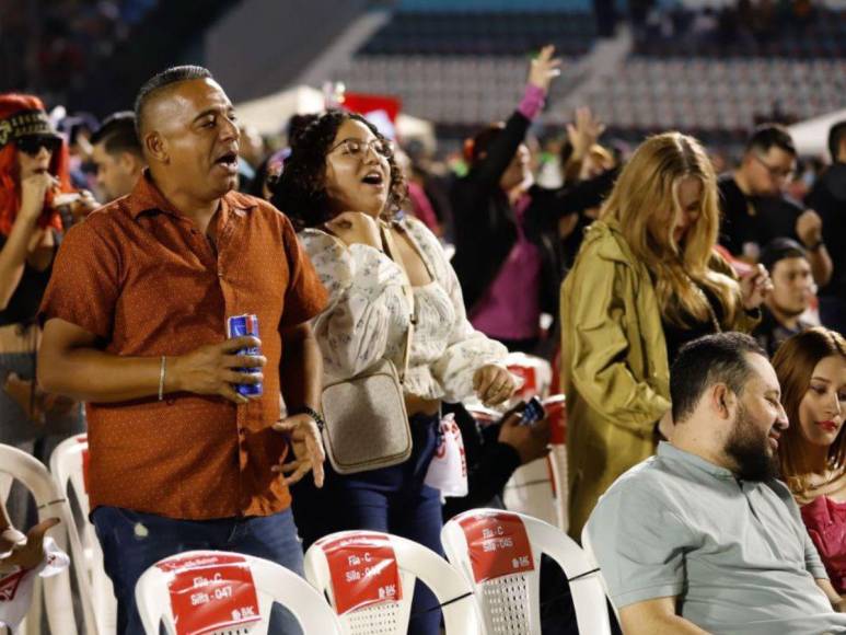 Algarabía y expresiones de cariño derrochan los capitalinos en el concierto de Daddy Yankee