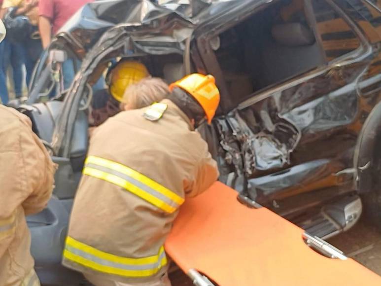 El difícil rescate tras colisión entre bus, camioneta y turismo en Villanueva