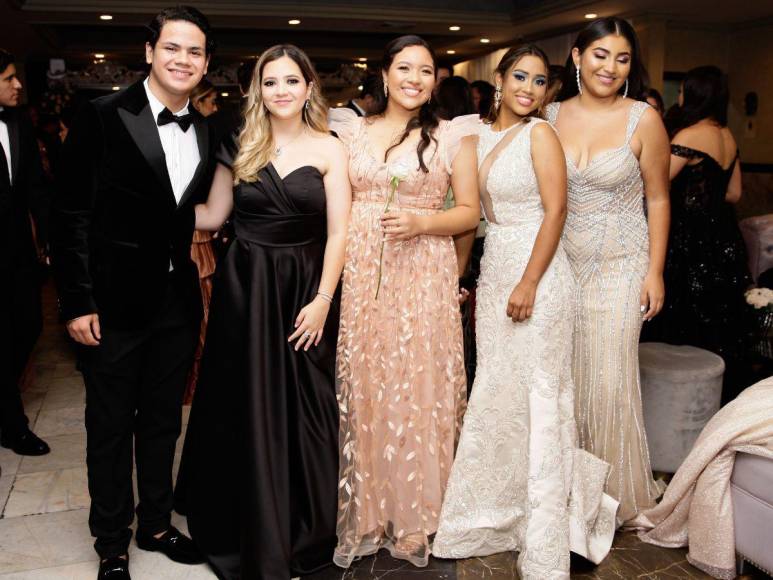 DelCampo School: Prom Night 2023, un desfile de estilos románticos y glamour sobrio