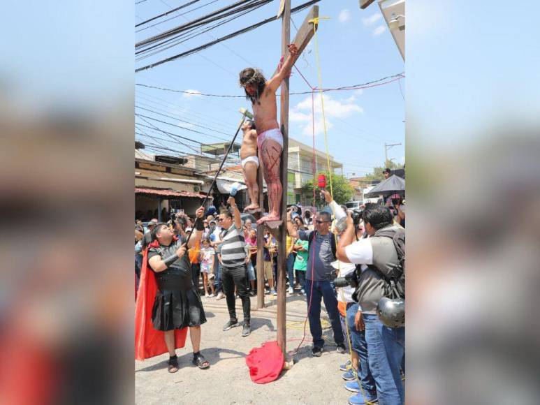 Las 25 imágenes más espectaculares de los Vía Crucis en Tegucigalpa