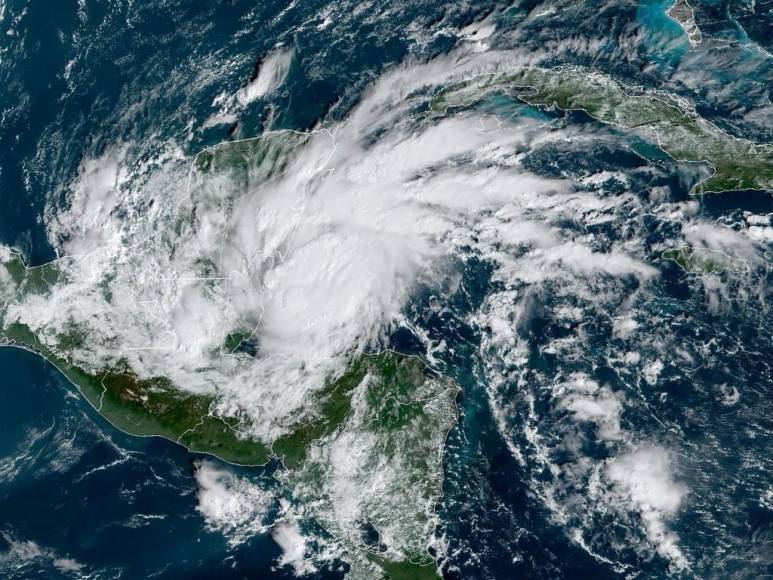 Belice se prepara para embate del huracán Lisa tras su paso por zona insular de Honduras