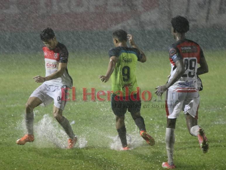 Bajo la lluvia de una noche mágica, Olancho FC festeja ascenso a la Primera División (FOTOS)