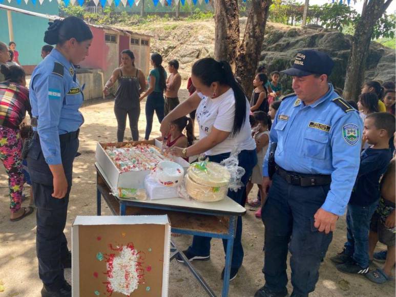 Policía Nacional le celebra el Día del Niño a menores que recolectan basura