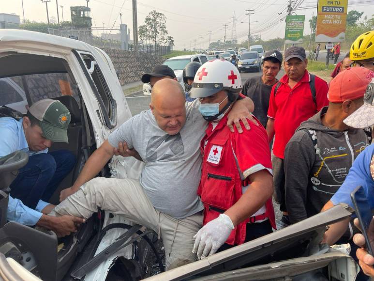 Angustioso rescate y aparatoso impacto: las imágenes que dejó una triple colisión en el anillo periférico