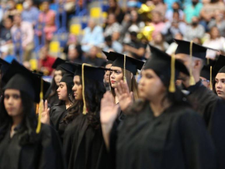 Emoción y lágrimas en las primeras graduaciones de 2023 en la UNAH