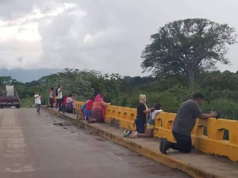 FOTOS: Hondureños claman de rodillas a Dios para que Julia no afecte a Honduras