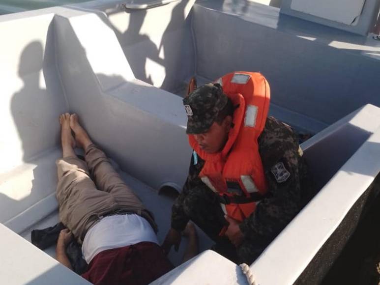 Labores de rescate y atención a heridos tras naufragio cerca de Roatán