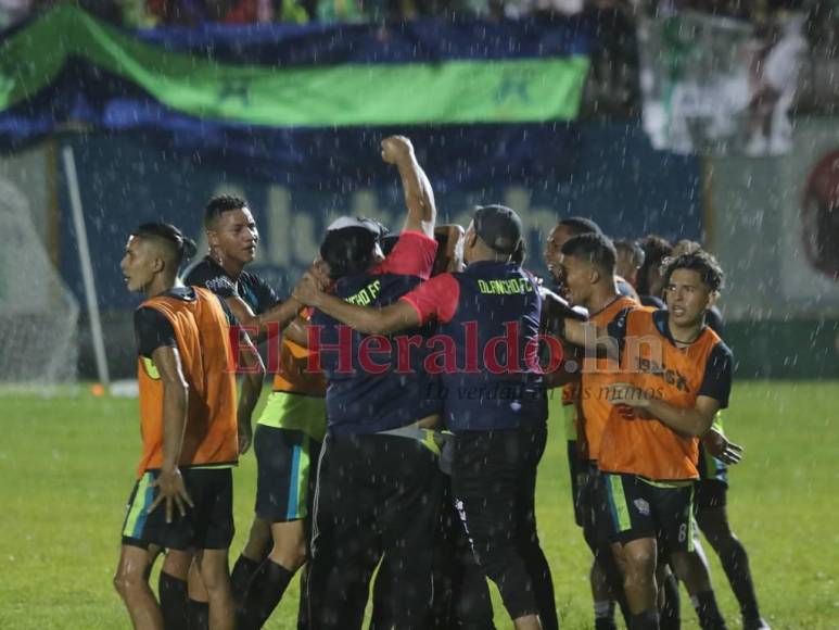 Bajo la lluvia de una noche mágica, Olancho FC festeja ascenso a la Primera División (FOTOS)