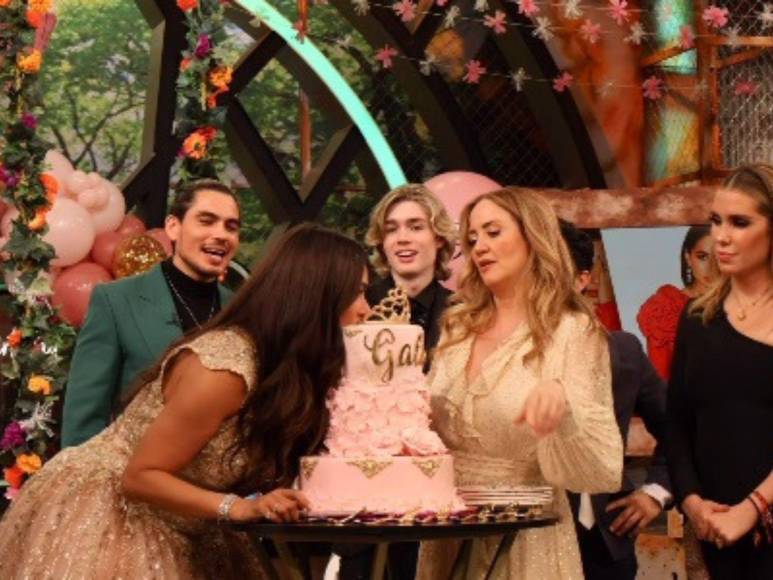 ¡Galilea Montijo de quinceañera otra vez! Conductora celebra sus 51 años