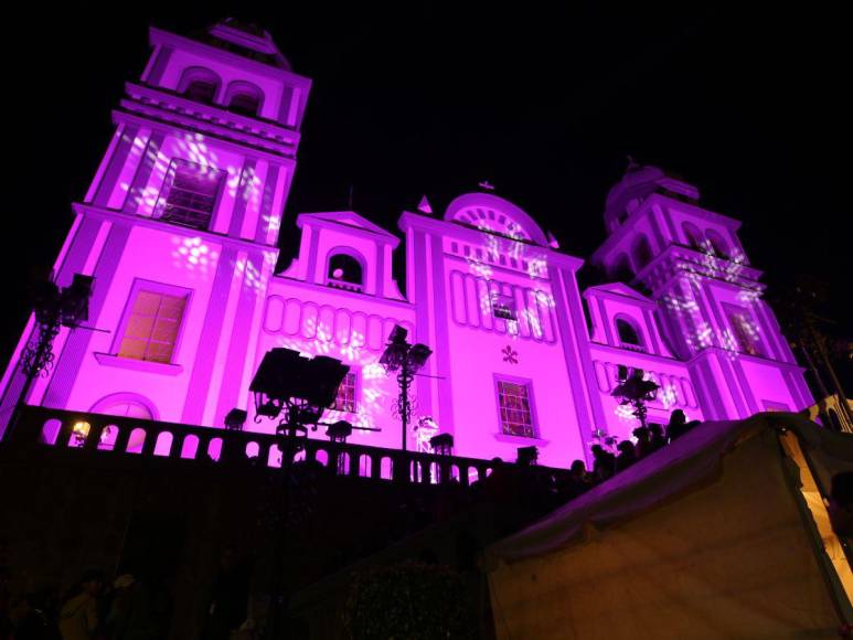 Con espectacular video mapping y oraciones: así se desarrolló la alborada a la Virgen de Suyapa