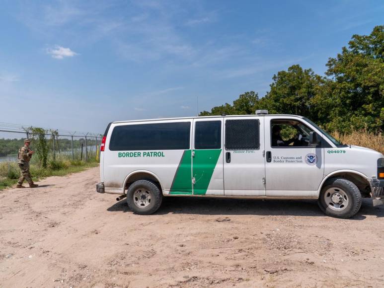 Migrantes desafían peligrosas barreras fronterizas en su camino a Estados Unidos