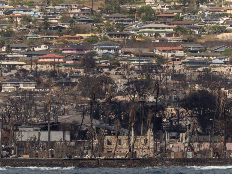 El misterio detrás la casa de techo rojo que sobrevivió a los incendios en Hawái