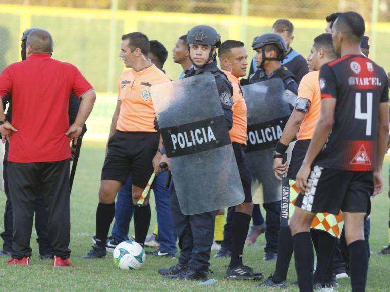 Siete expulsados y agresiones: imágenes del zafarrancho que dejó el Parrillas One-Independiente de la Liga de Ascenso