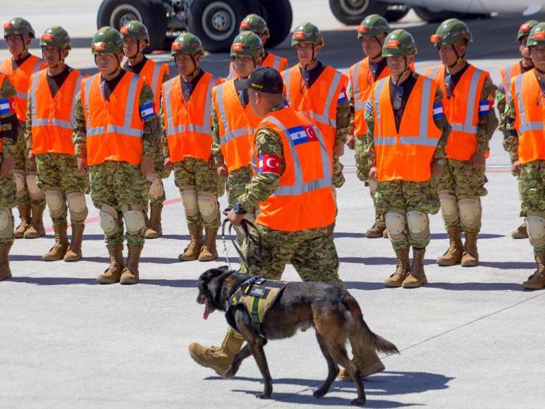 Con 100 especialistas y varios perros de búsqueda: así es el equipo que envío Bukele para ayudar a Turquía tras desvatador terremoto