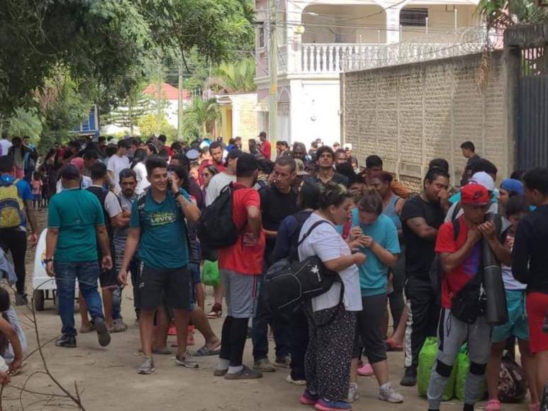 Oficinas de migración abarrotadas y filas interminables reflejan crisis migratoria en el oriente de Honduras