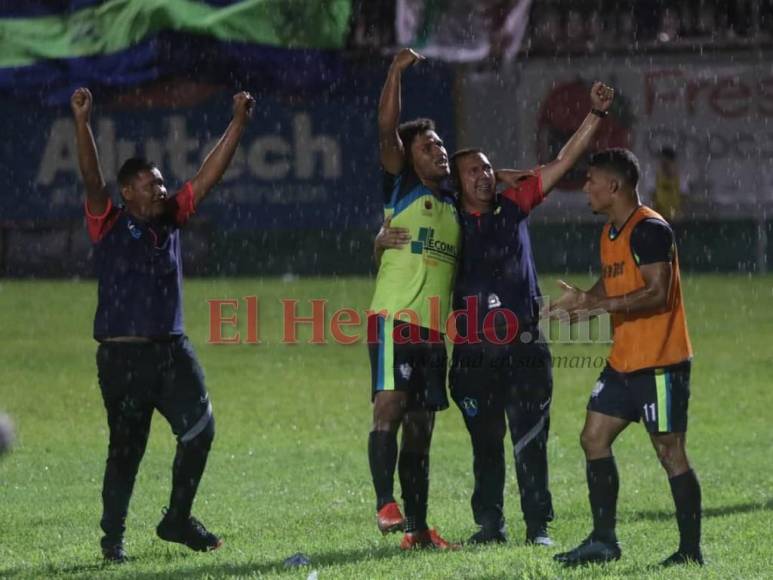 Bajo la lluvia de una noche mágica, Olancho FC festeja ascenso a la Primera División (FOTOS)