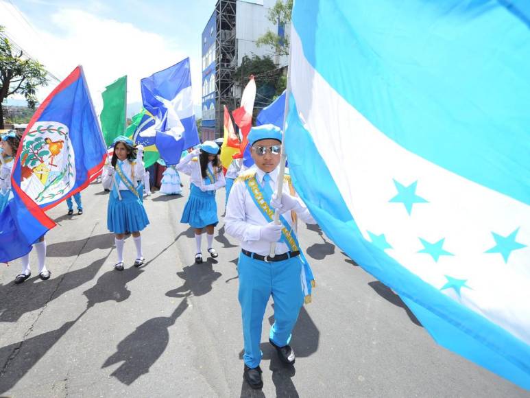 El fervor patrio de los desfiles de centros básicos capturado en 20 imágenes