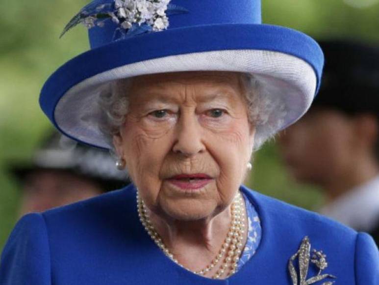 ¿Cuáles eran las funciones de la reina Isabel II en el trono británico?