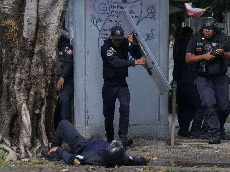 Policía venezolana reprime a manifestantes que protestan por supuesto fraude