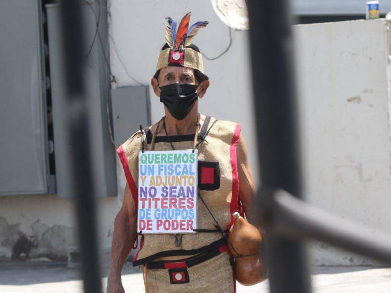 Manifestantes comienzan a congregarse en el bulevar Juan Pablo II listos para marchar hacia el CN