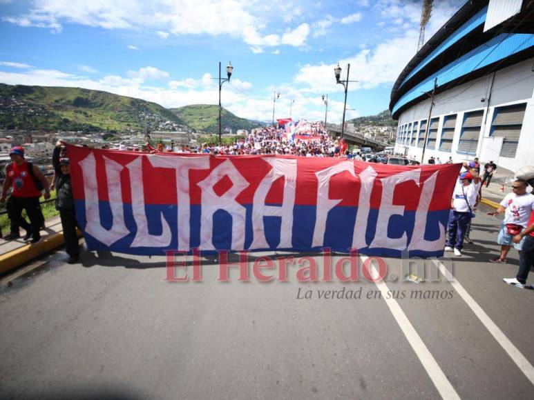 Pasión y amor por los colores: El carnaval de la Ultra Fiel previo al clásico Olimpia vs Real España