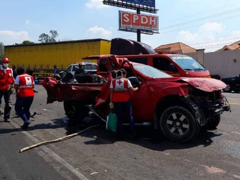 Destrozos e incendio: Las imágenes del múltiple accidente en peaje de Yojoa