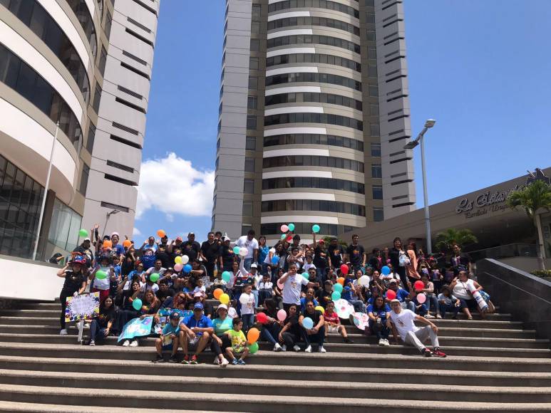 Marchan por la concientización sobre el autismo en la capital