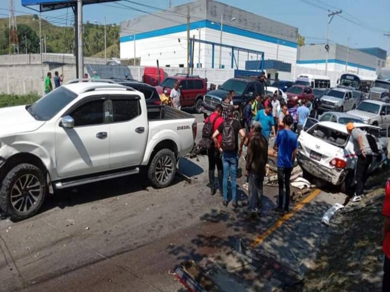 Rastra sin frenos causó la muerte de dos personas en múltiple accidente en Choloma (Fotos)