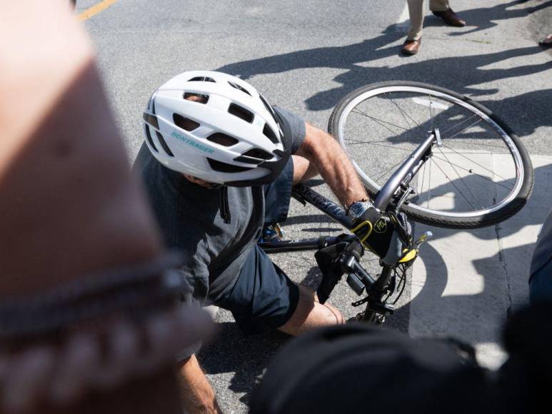 En imágenes: así fue la caída del presidente Joe Biden de una bicicleta