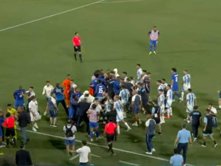 Así fue el zafarrancho entre Francia y Argentina tras el final del partido