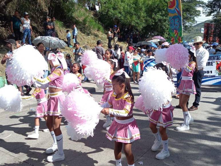 Así resaltaron las palillonas y pomponeras de primaria en las fiestas de independencia 2023