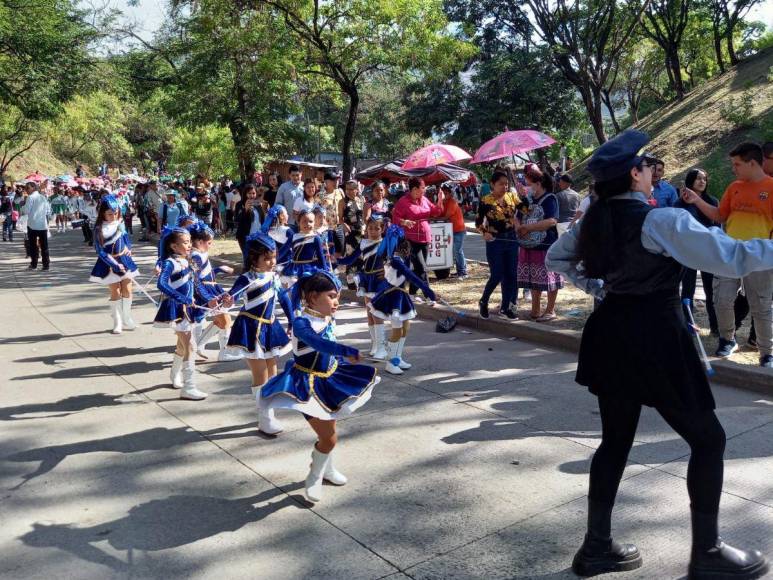 Pequeñas palillonas rinden tributo a la patria en desfiles en la capital