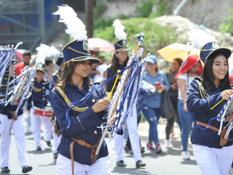 El fervor patrio de los desfiles de centros básicos capturado en 20 imágenes