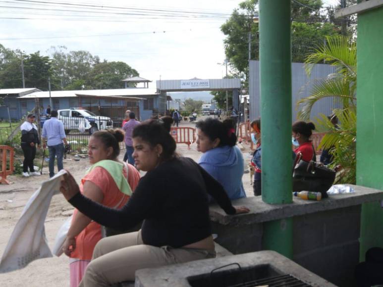 Familiares en espera de información: Así luce PNFAS un día después de la matanza