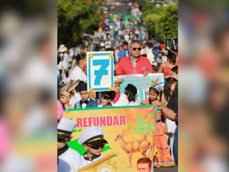 Alumnos de educación prebásica y básica derrochan patriotismo y ternura en las calles de la capital