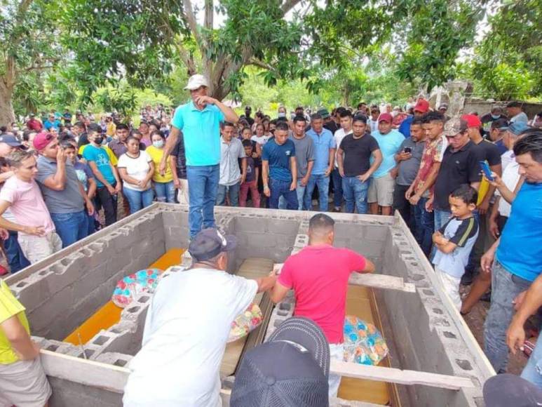 Llanto y consternación en el entierro de tres miembros de una familia asesinados en masacre en Ilama