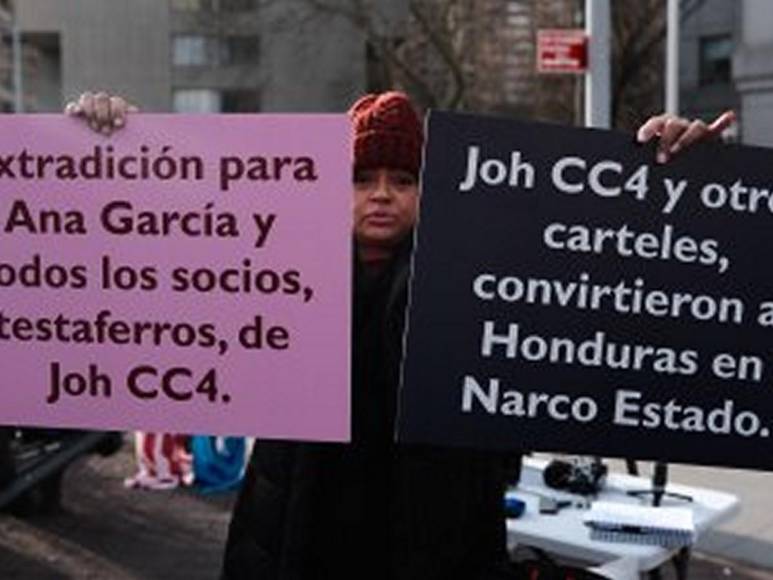 Juicio de JOH: Con banderas y pancartas, hondureños acuden a Corte de Nueva York