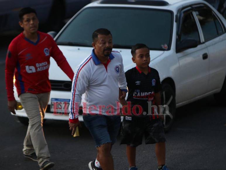 ¡Infierno blanco! Así se vive la previa del Olimpia-Municipal en el Chelato Uclés