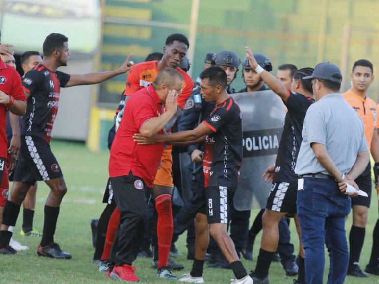 Siete expulsados y agresiones: imágenes del zafarrancho que dejó el Parrillas One-Independiente de la Liga de Ascenso