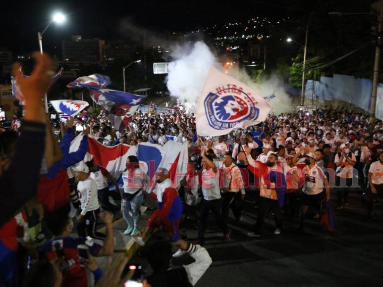 ¡Fiesta de tres colores! Así fue el carnaval de la Ultra Fiel previo al Olimpia vs Municipal