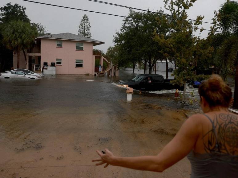 Idalia llega a Florida con tormentas catastróficas y vientos dañinos