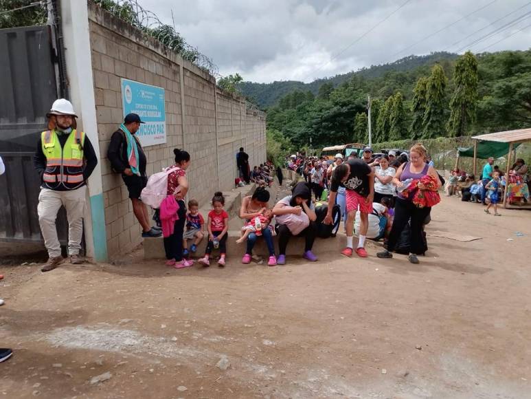 Decenas de niños forman parte de la amarga historia de familias migrantes varadas en Danlí