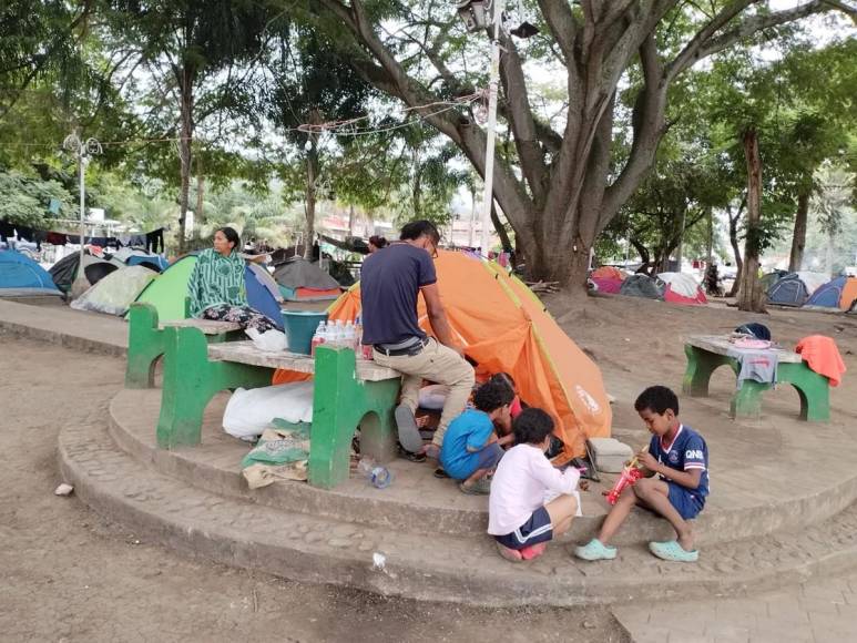 Decenas de niños forman parte de la amarga historia de familias migrantes varadas en Danlí