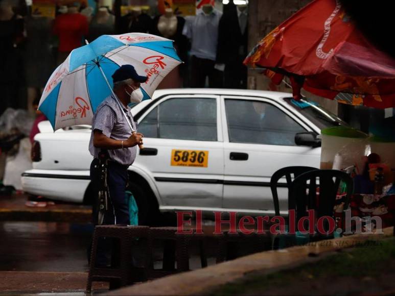 Onda tropical que se desplaza sobre Honduras deja intenso aguacero sobre la capital (Fotos)