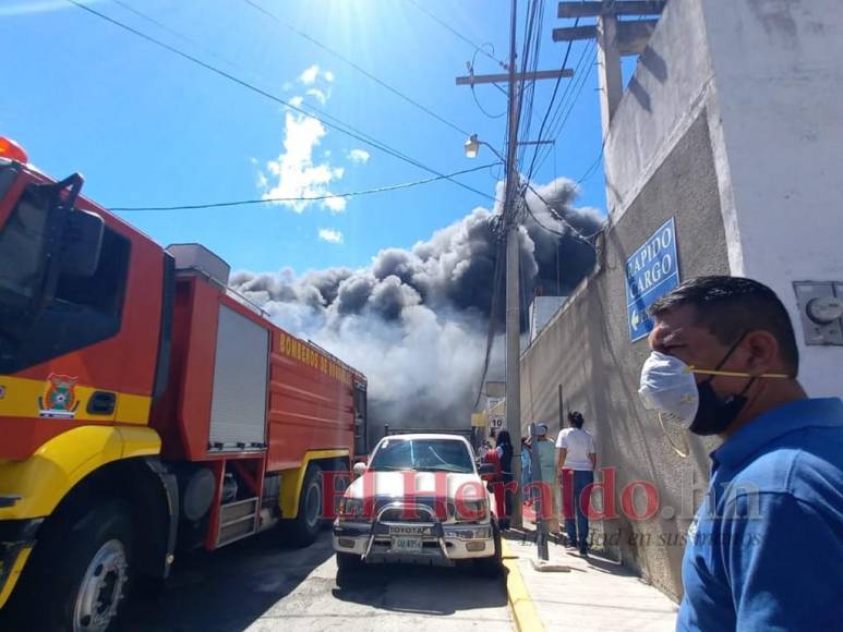 Pérdidas millonarias y estructuras colapsadas deja voraz incendio en la capital de Honduras