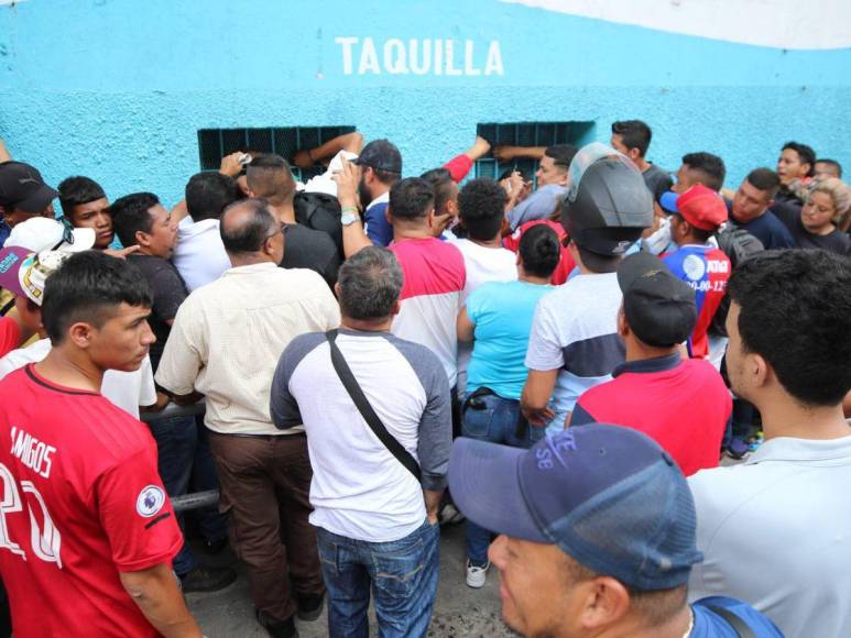 Empujones, gritos y desorden: caos genera compra de boletos para final Olimpia contra Olancho FC en el Estadio Nacional