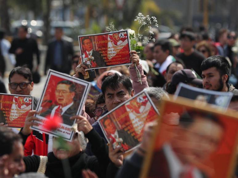 Fujimori recibe honores de Estado previo a su velorio en Lima, Perú